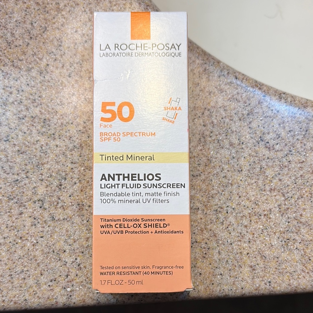 La Roche-Posay Anthelios Tinted Mineral Sunscreen SPF 50 - Light Beige